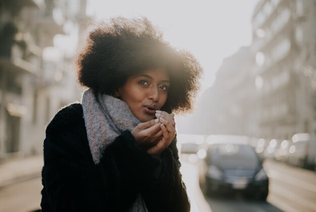 Mooi meisje met afro kapsel lopen op straat