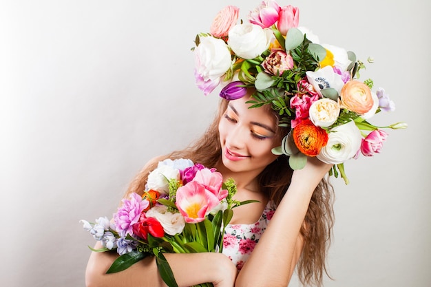 Mooi meisje met bloemen Gezicht close-up Make-up en kapsel