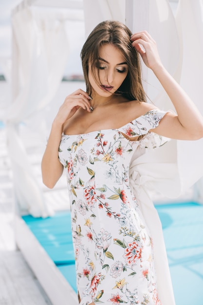 Mooi meisje met bloemen jurk