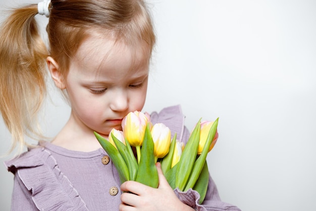 mooi meisje met bloemen op een witte achtergrond