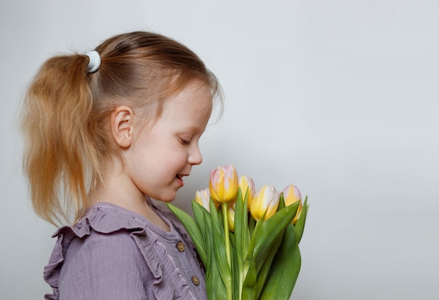 mooi meisje met bloemen op een witte achtergrond