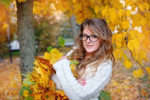 Mooi meisje met bril in herfst park