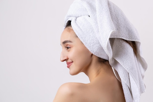 Mooi meisje met dikke wenkbrauwen en perfecte huid bij witte handdoek als achtergrond op hoofdschoonheidsfoto