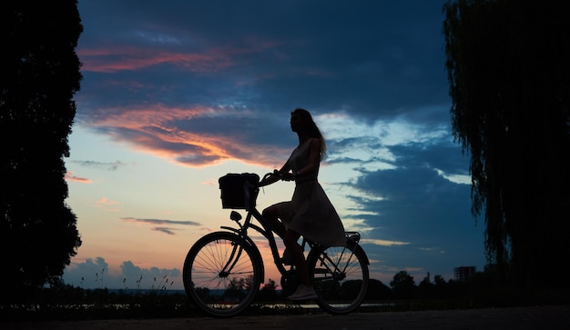 Mooi meisje met een blauwe fiets