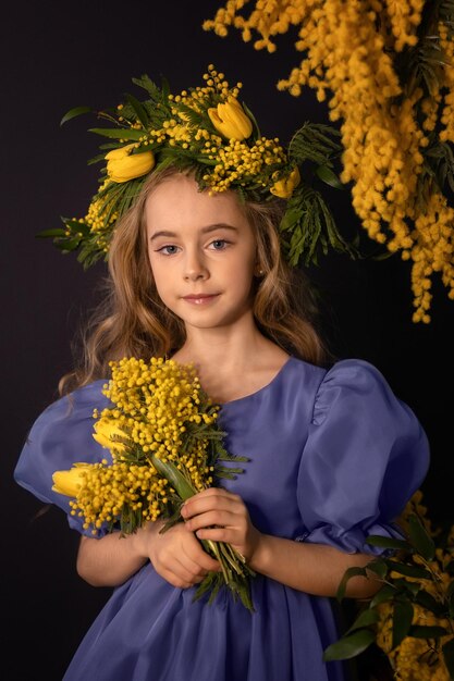 Mooi meisje met een boeket mimosa bloemen