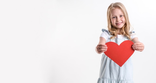 Foto mooi meisje met een hart in haar handen