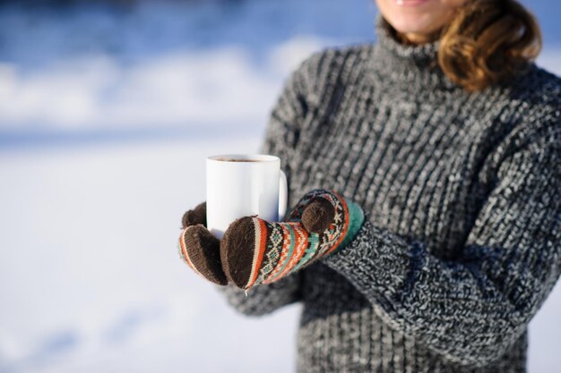 Mooi meisje met een kopje koffie