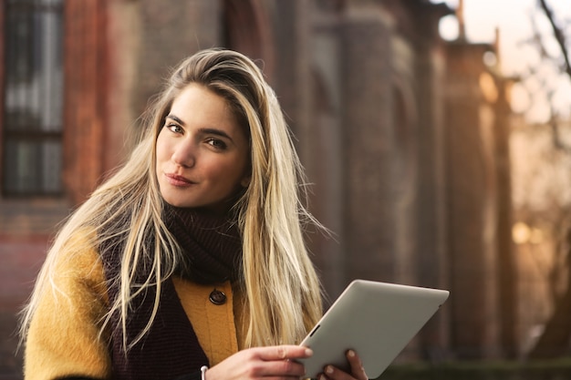 Mooi meisje met een tablet