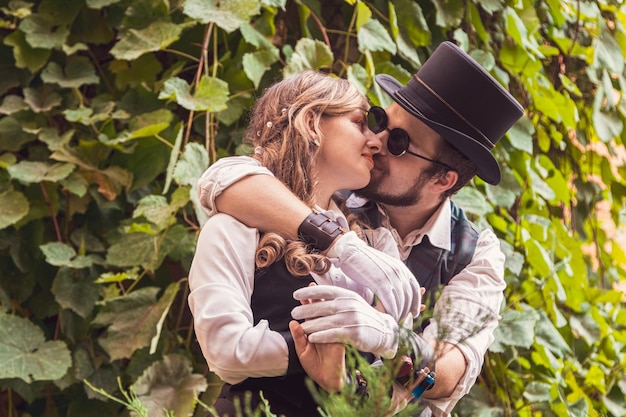 Mooi meisje met een verliefd koppel in steampunk-kleding