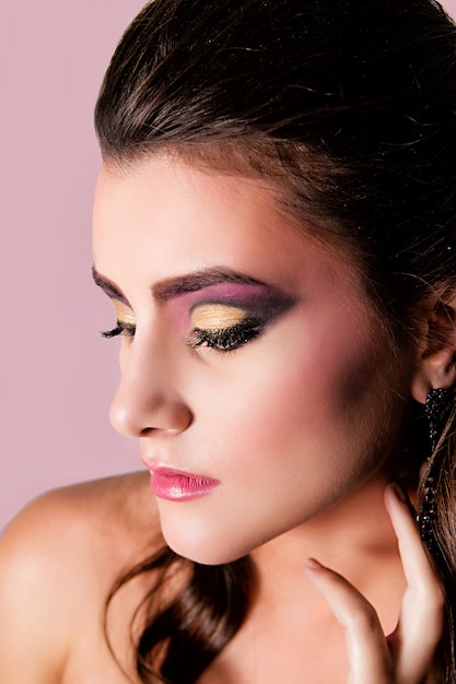 Mooi meisje met fashion make-up en kapsel