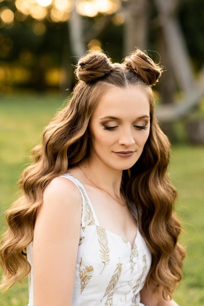 Mooi meisje met haar en make-up op straat op een zonnige dag