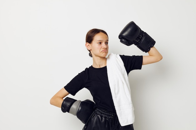 Mooi meisje met handdoek zwarte bokshandschoenen poseren sport levensstijl ongewijzigd