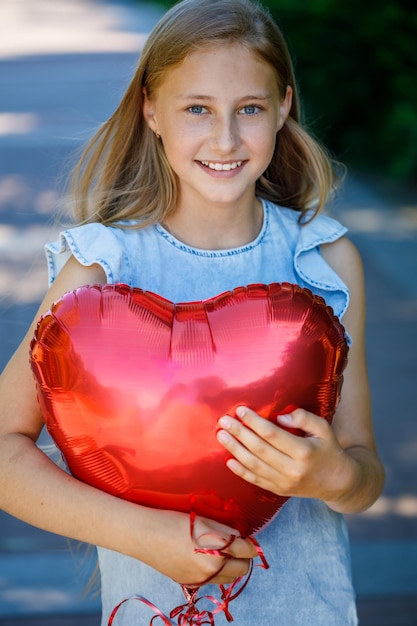 Foto mooi meisje met hartvormige ballon