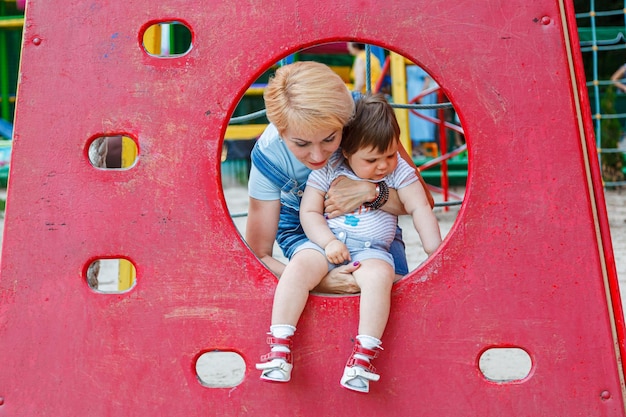 Mooi meisje met kinderen op een kinderspeelplaats