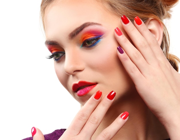 Mooi meisje met kleurrijke make-up en manicure geïsoleerd op wit