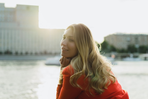 Foto mooi meisje met lang blond haar