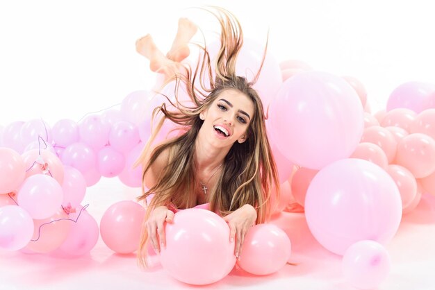 Mooi meisje met lang haar poseren met ballonnen feeststemming viering concept sexy meisje met