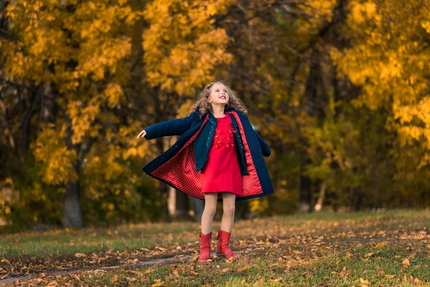 Mooi meisje met lang krullend haar in het herfstpark