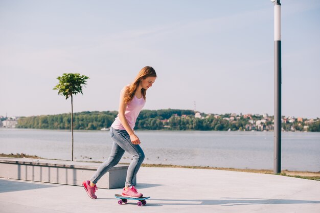 Mooi meisje met skateboard