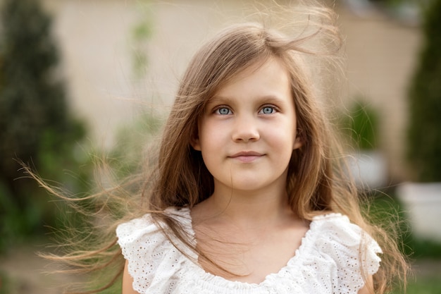 Mooi meisje met wapperende haren