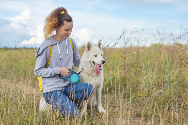 Mooi meisje met witte hond, tiener wandelen met husky huisdier