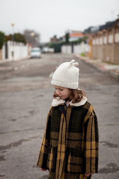 Mooi meisje met wollen hoed in de winter