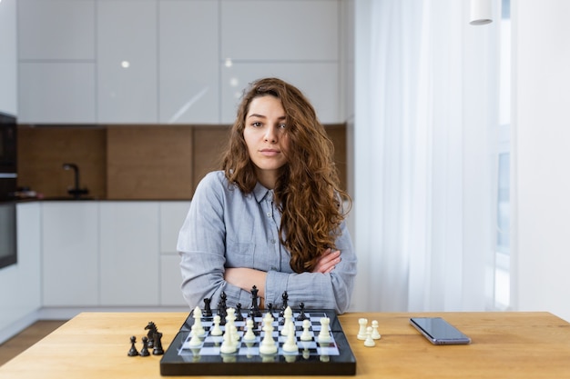 Mooi meisje om thuis te zitten en te schaken