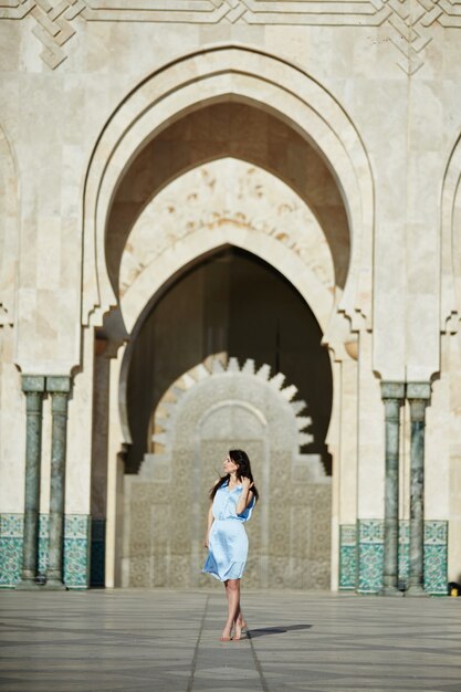 Mooi meisje op de achtergrond van de Hassan II-moskee in Casablanca, Marokko