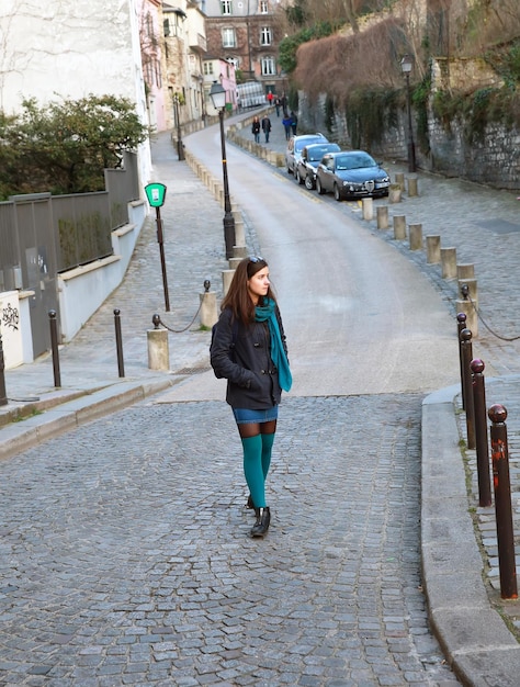 Mooi meisje op de montmartre, in parijs frankrijk