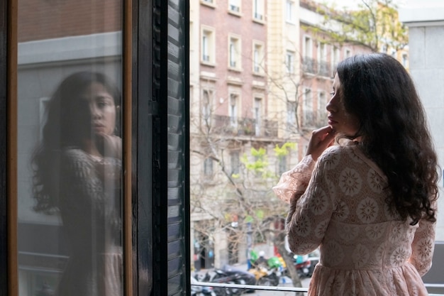 Mooi meisje op een balkon in een stad