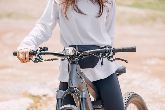 Mooi meisje op een moderne electro mountainbike Bike sport en openluchtrecreatie