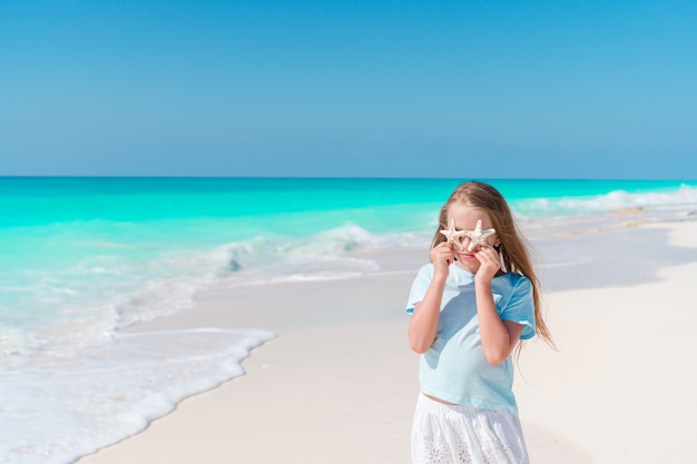 mooi meisje op het strand