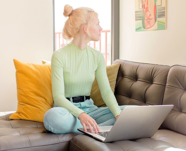 Mooi meisje op profielweergave vrouw die ruimte vooruit wil kopiëren, denken, fantaseren of dagdromen