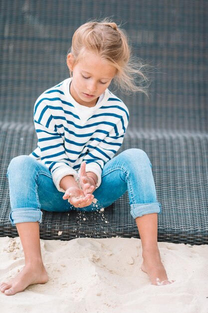 Mooi meisje op strand plezier