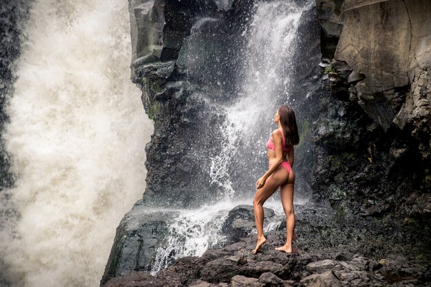 Mooi meisje op tegenungan waterval, bali