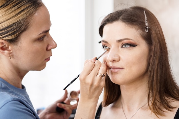 Mooi meisje opgemaakt make-up in een schoonheidssalon