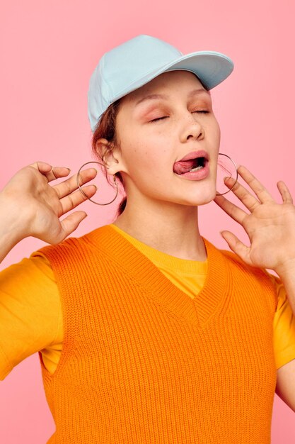 Mooi meisje oranje trui emoties leuk geïsoleerde achtergronden ongewijzigd