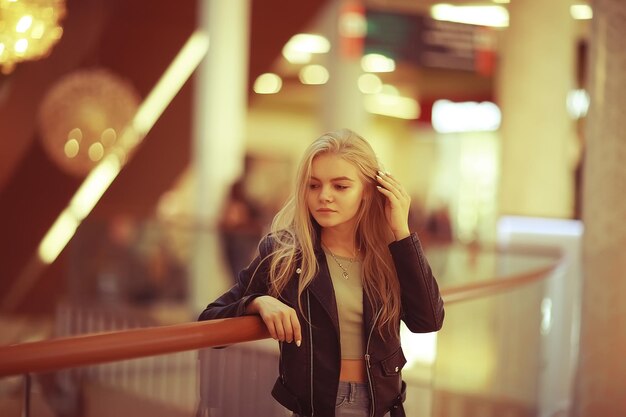 mooi meisje poseren in de nacht stad / model volwassen meisje poseren in de avond in de stad, buiten 's nachts