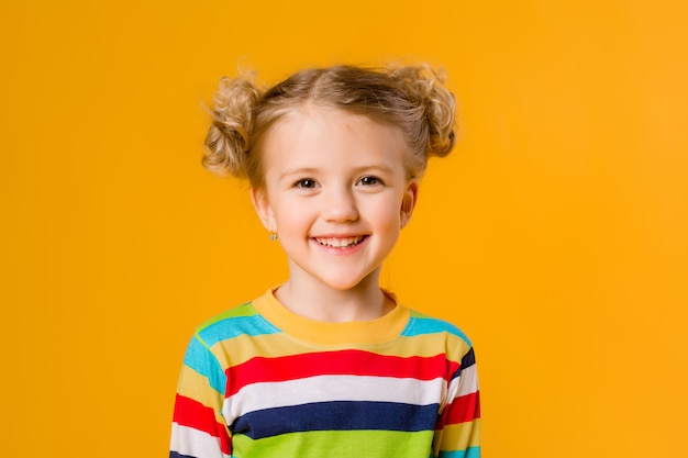 Mooi meisje poseren in een studio