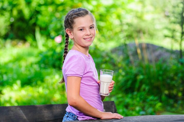 Mooi meisje poseren met een glas melk