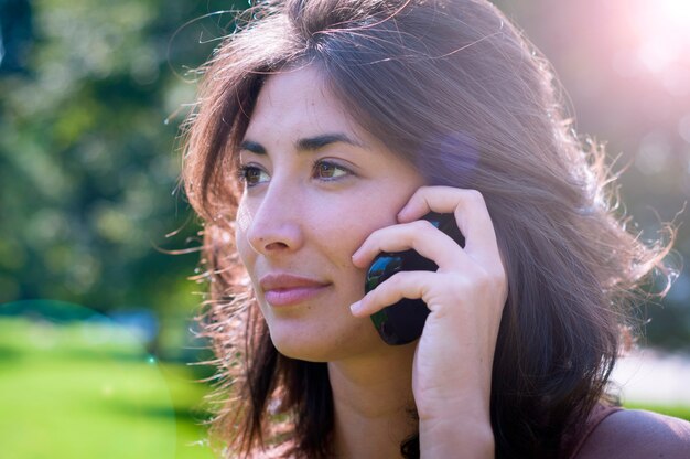 mooi meisje praten aan de telefoon