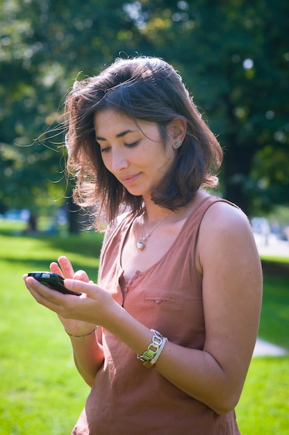 mooi meisje praten aan de telefoon