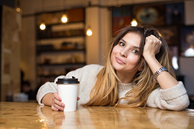 mooi meisje rusten in een café