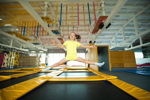 mooi meisje springen op een trampoline in een game club