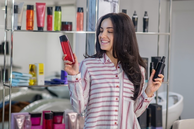 Mooi meisje tijd doorbrengen in een cosmetica-winkel