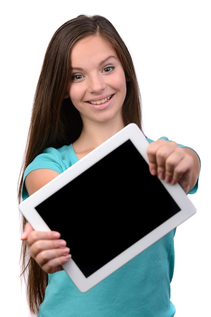 Mooi meisje toont een scherm digitale tablet.