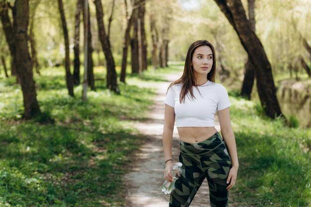 Mooi meisje training Sport meisje in een sportkleding Brunette houdt proteine in haar handen