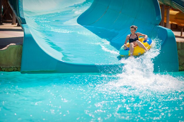 Mooi meisje trekt van de glijbanen in het waterpark.