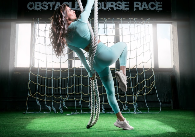 Mooi meisje turnster warming-up in de atletische zaal