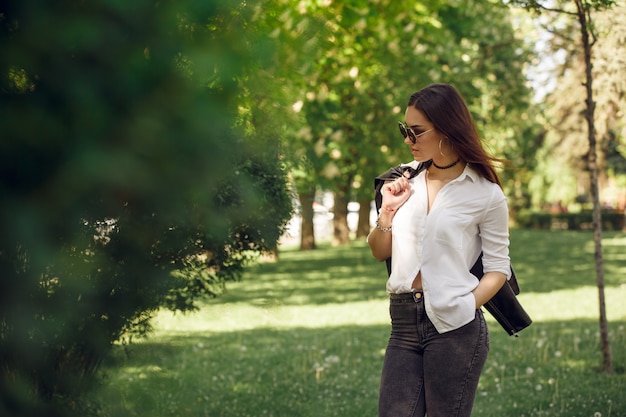 Mooi meisje wandelen park zomerzon